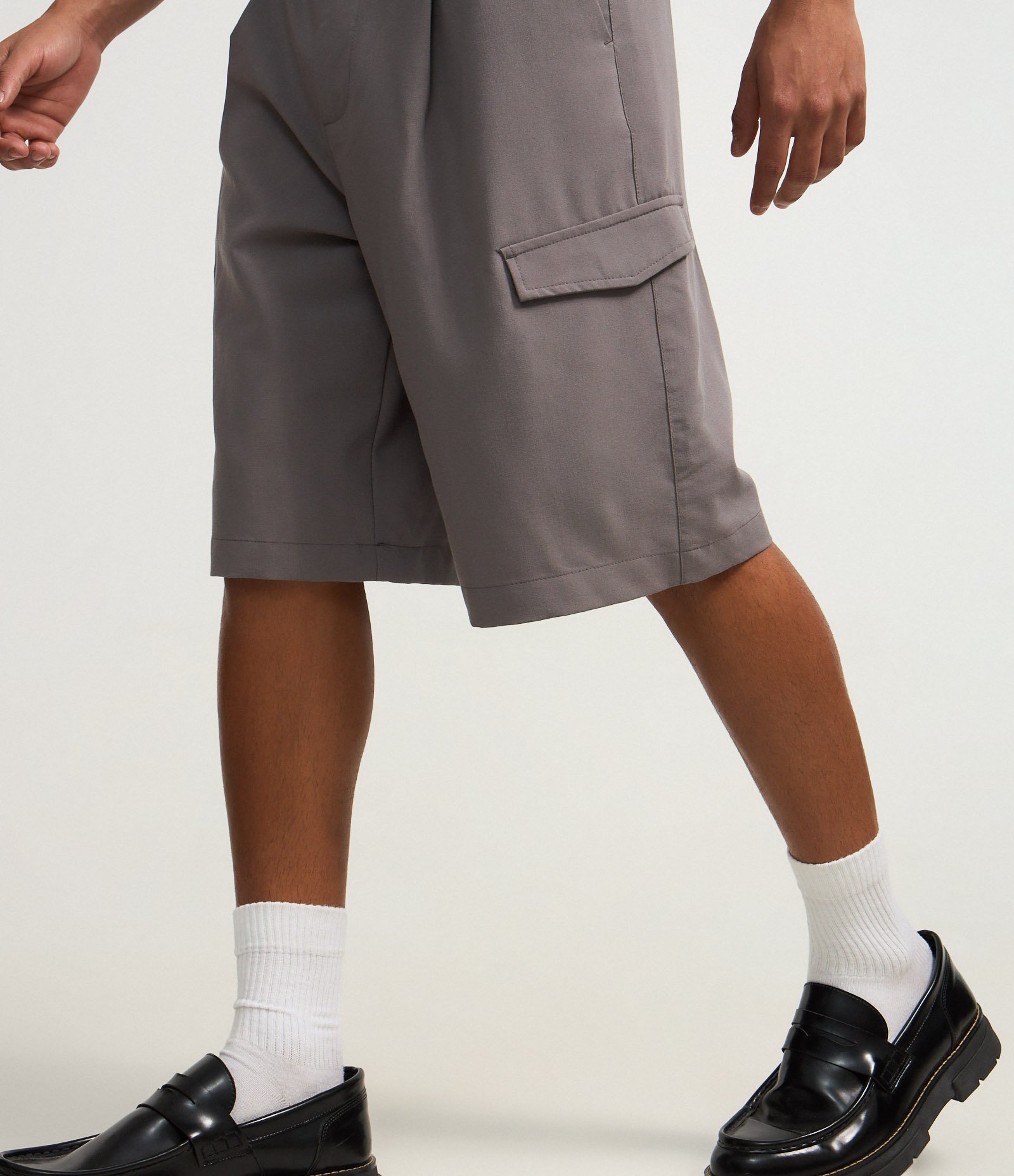 Bermuda Baggy em Viscose Alfaiatada com Bolsos Cinza 3