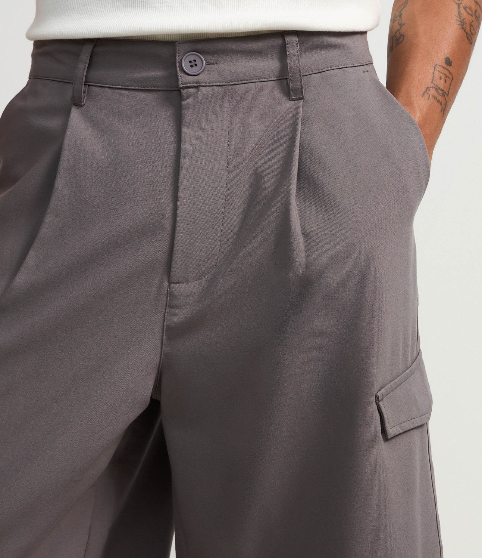 Bermuda Baggy em Viscose Alfaiatada com Bolsos Cinza 4