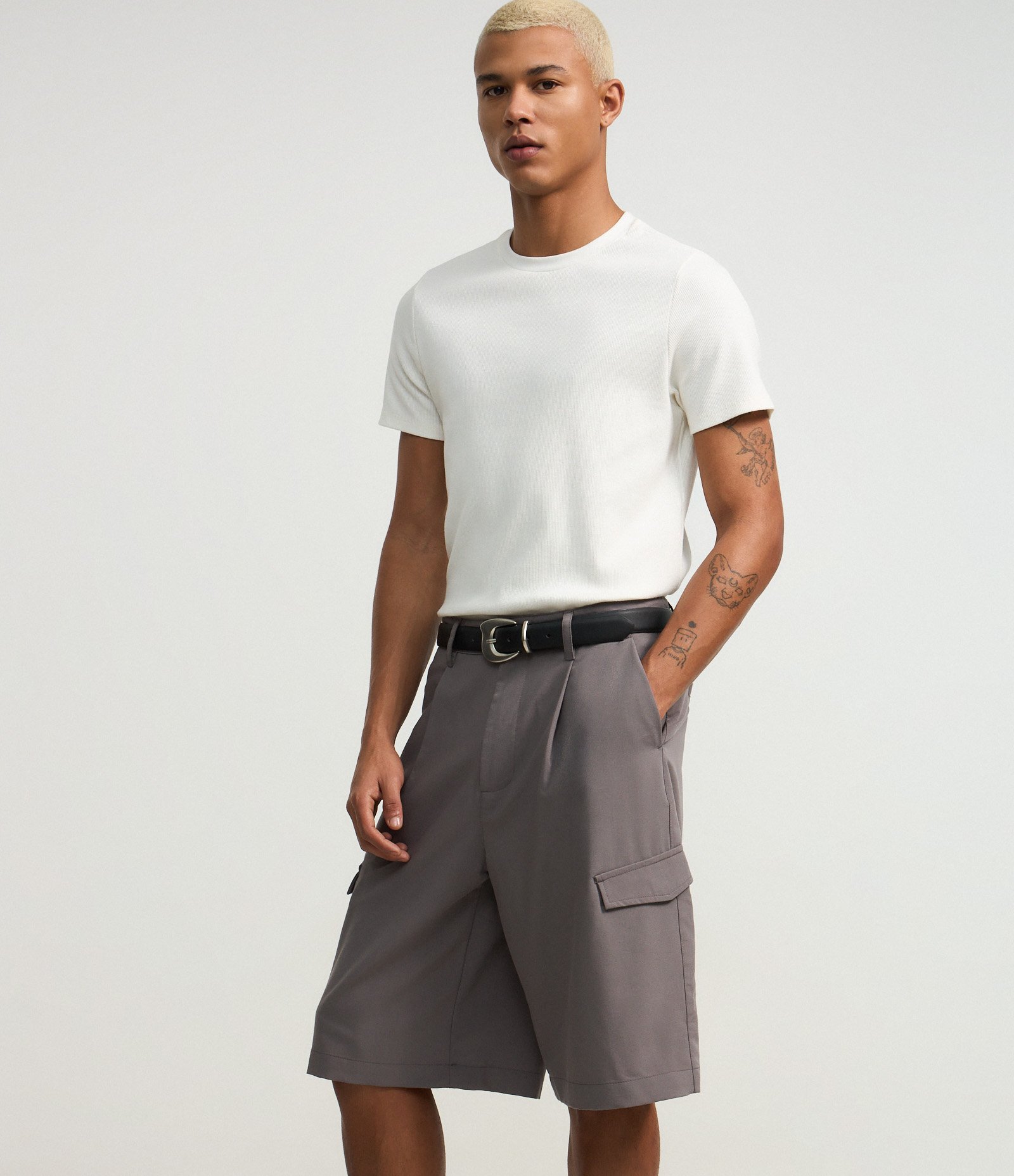 Bermuda Baggy em Viscose Alfaiatada com Bolsos Cinza 5