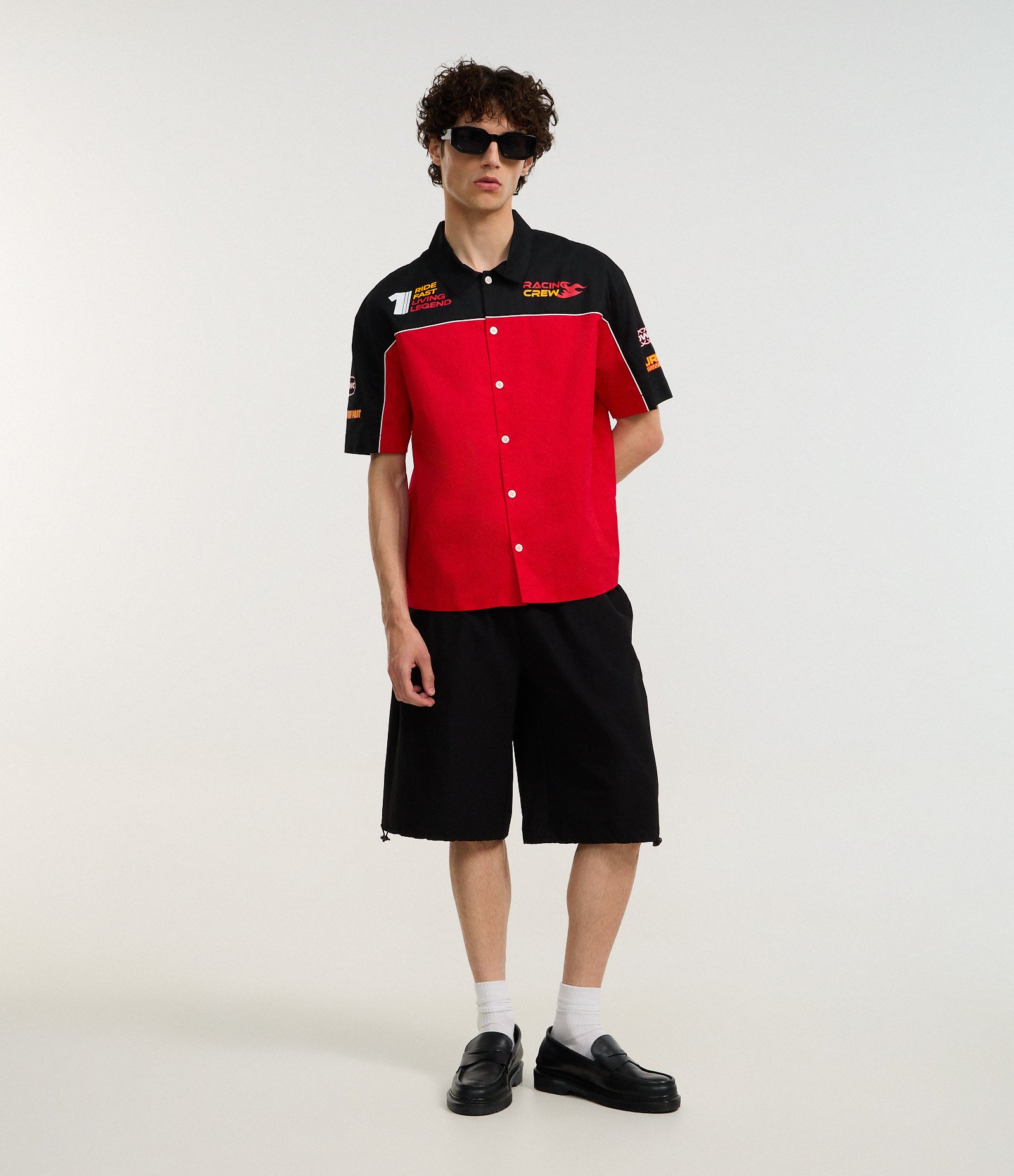Camisa Boxy em Tricoline com Estampa Estilo Automobilismo e Lettering Vermelho/Preto 2