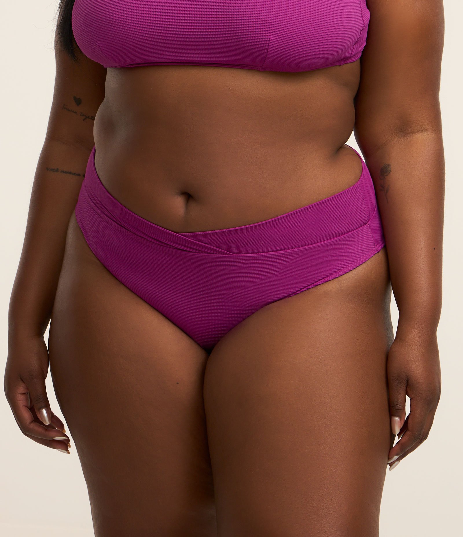 Biquíni Hot Pants com Textura e Cós Transpassado Curve & Plus Size Roxo 2