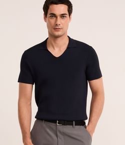 Camisa Polo em Viscose com Gola V Texturizada