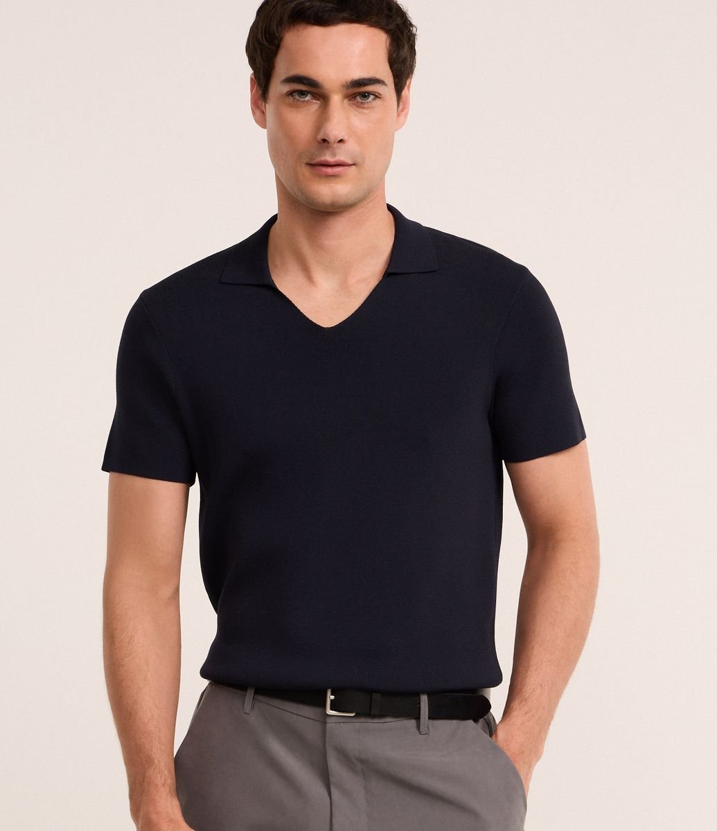 Camisa Polo em Viscose com Gola V Texturizada Azul Escuro