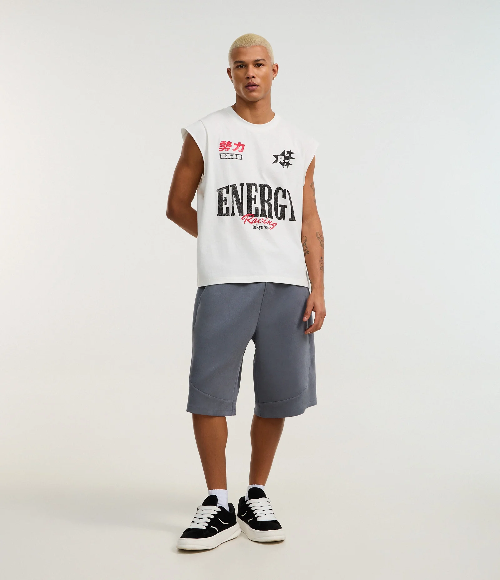 Bermuda Baggy em Suede com Detalhes em Recortes Cinza 1