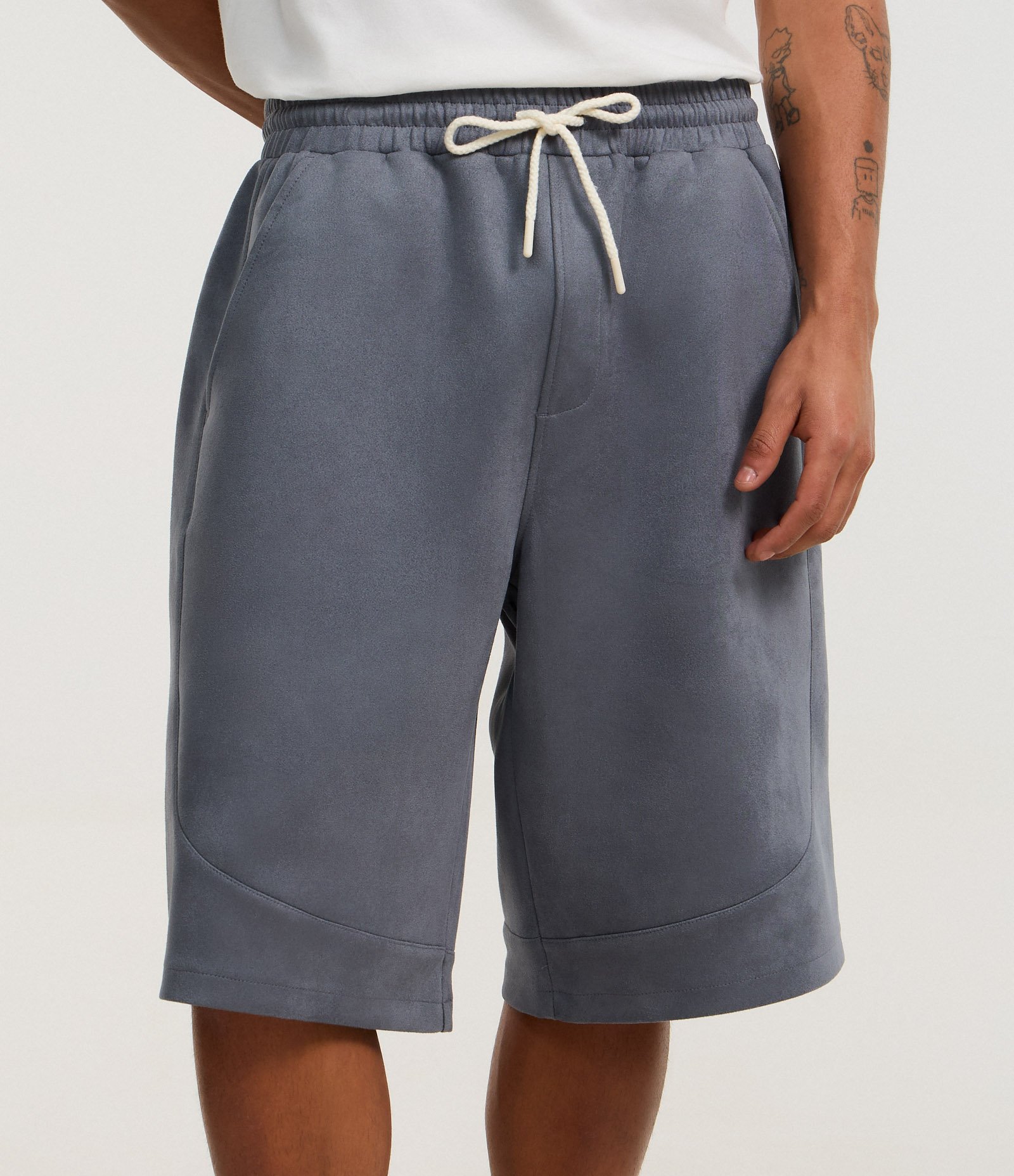 Bermuda Baggy em Suede com Detalhes em Recortes Cinza 2