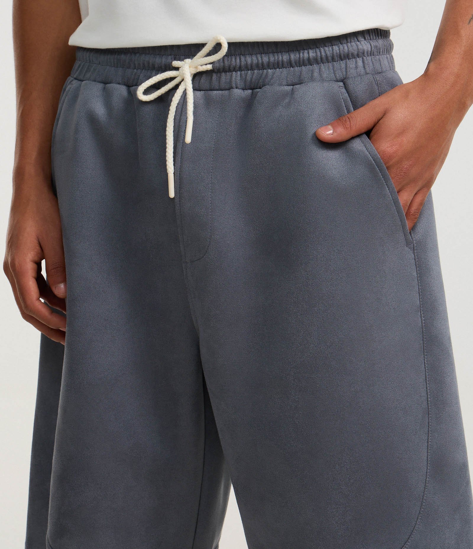 Bermuda Baggy em Suede com Detalhes em Recortes Cinza 3