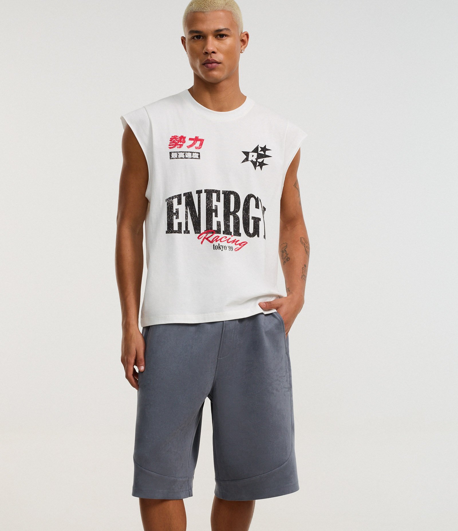 Bermuda Baggy em Suede com Detalhes em Recortes Cinza 4