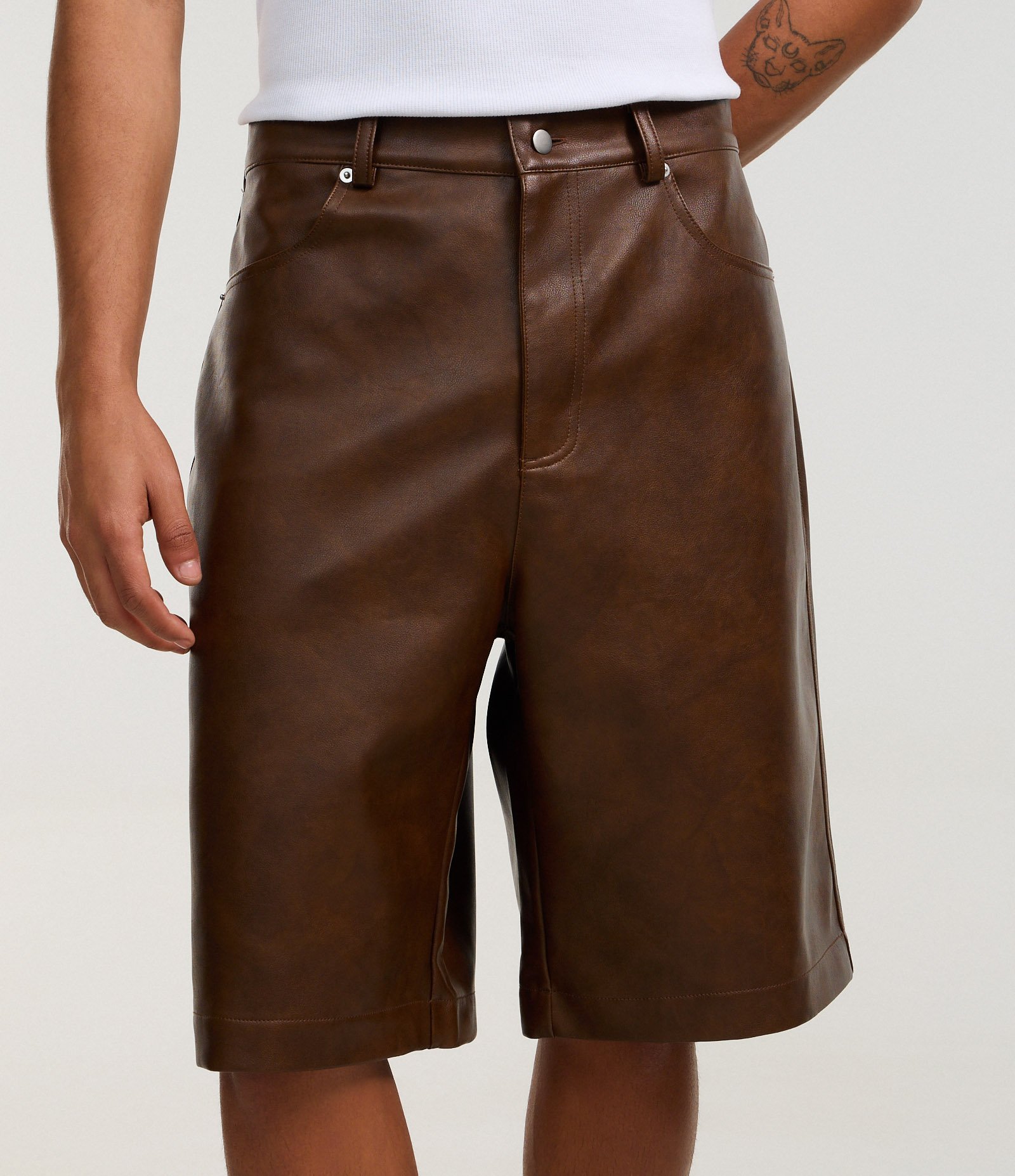 Bermuda Baggy em PU com Efeito Estonado Marrom 2