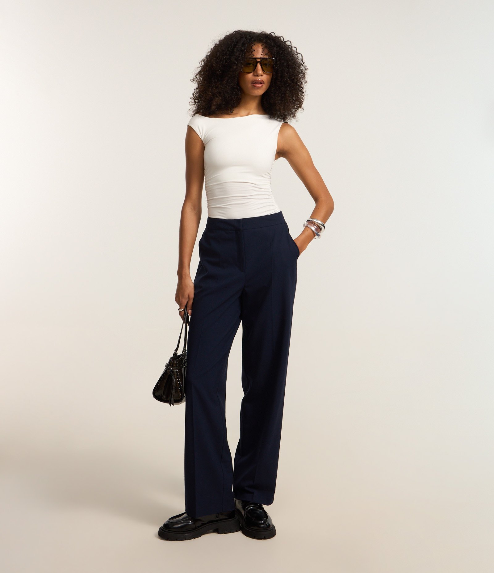 Calça Reta em Alfaiataria com Bolso Faca Azul 1