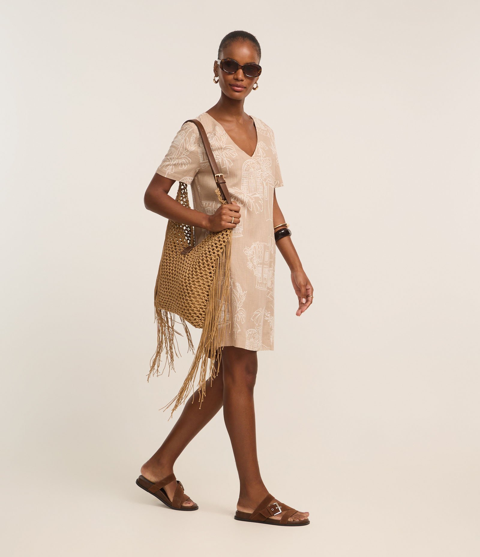 Vestido T-Shirt Curto em Viscolinho com Estampa Folhagens Bege 1