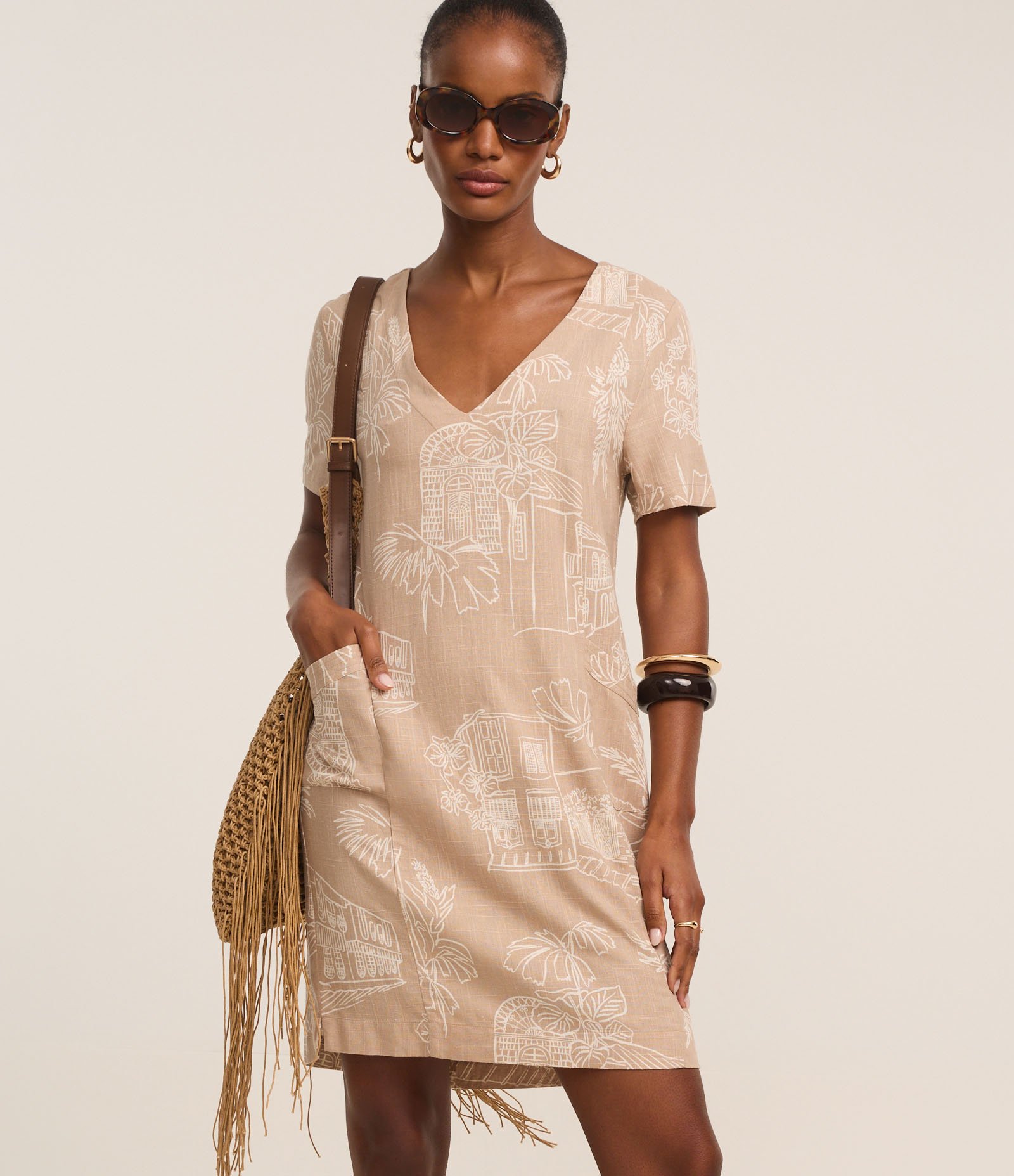 Vestido T-Shirt Curto em Viscolinho com Estampa Folhagens Bege 2