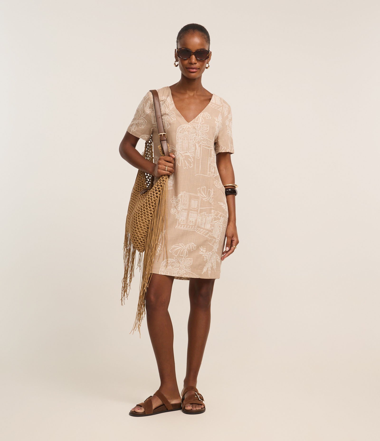 Vestido T-Shirt Curto em Viscolinho com Estampa Folhagens Bege 3