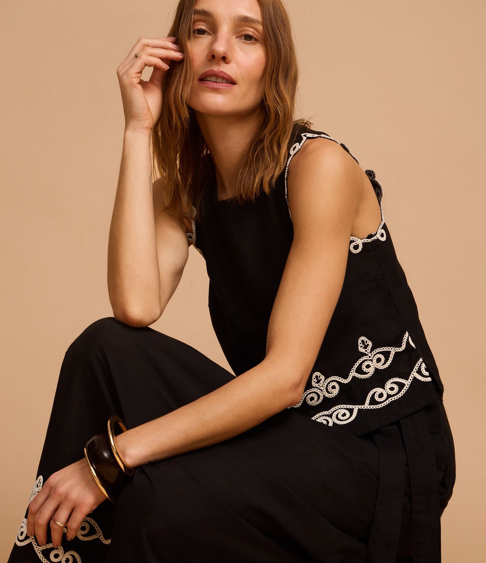 Blusa sem Manga em Viscolinho com Bordados Contrastantes Preto 6