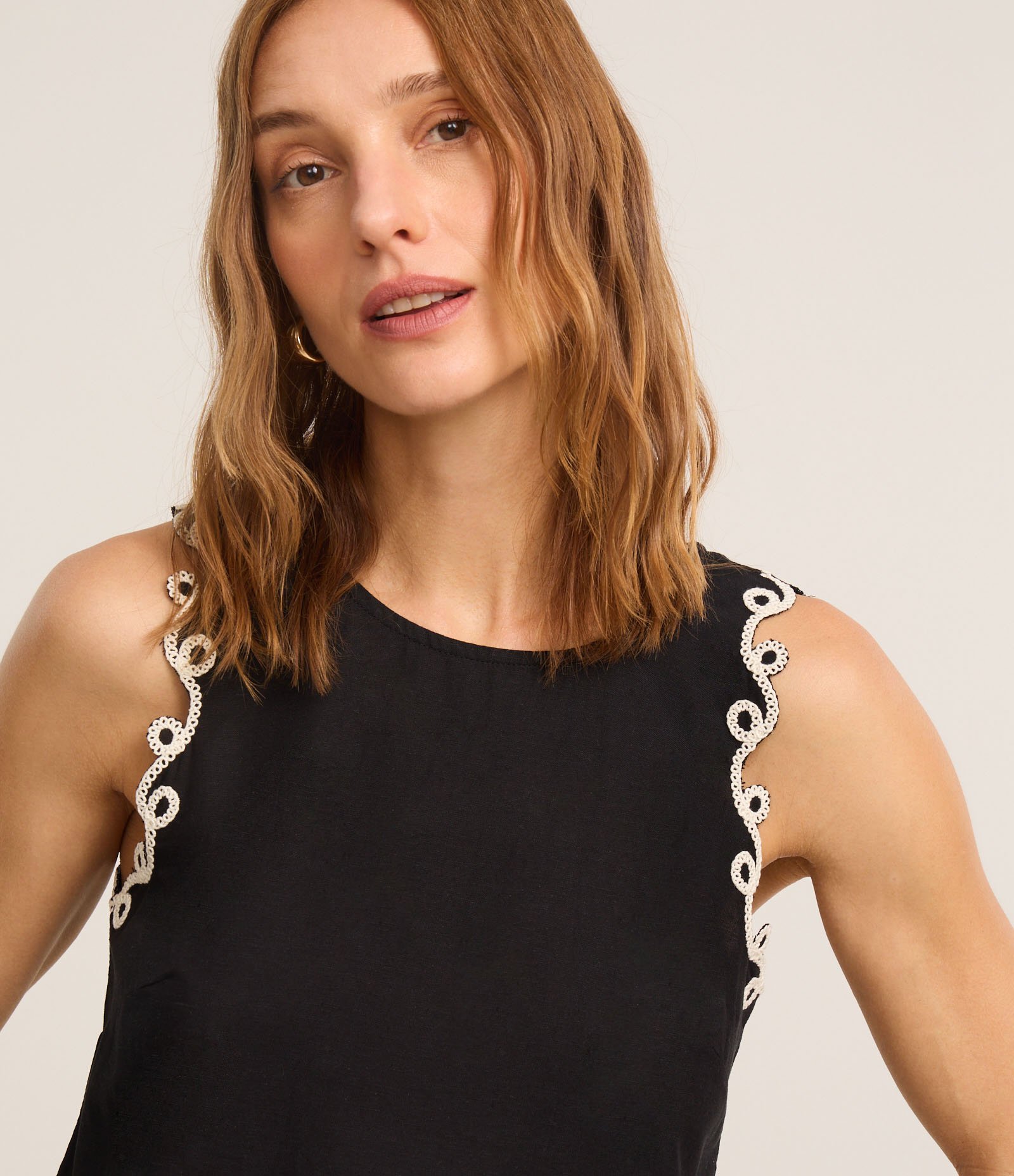 Blusa sem Manga em Viscolinho com Bordados Contrastantes Preto 3