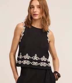 Blusa sem Manga em Viscolinho com Bordados Contrastantes