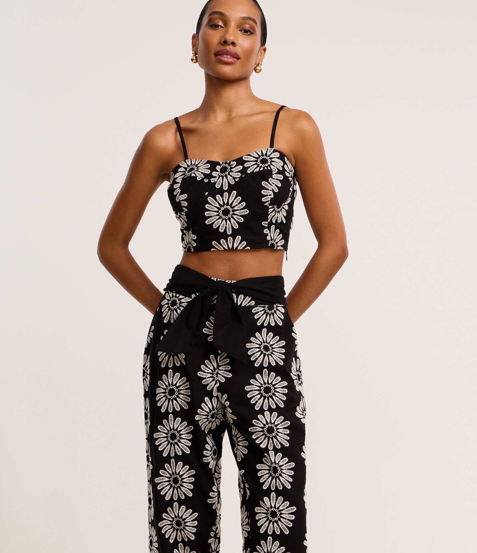 Calça Cenoura em Laise com Bordado Floral Vazado Preto 2