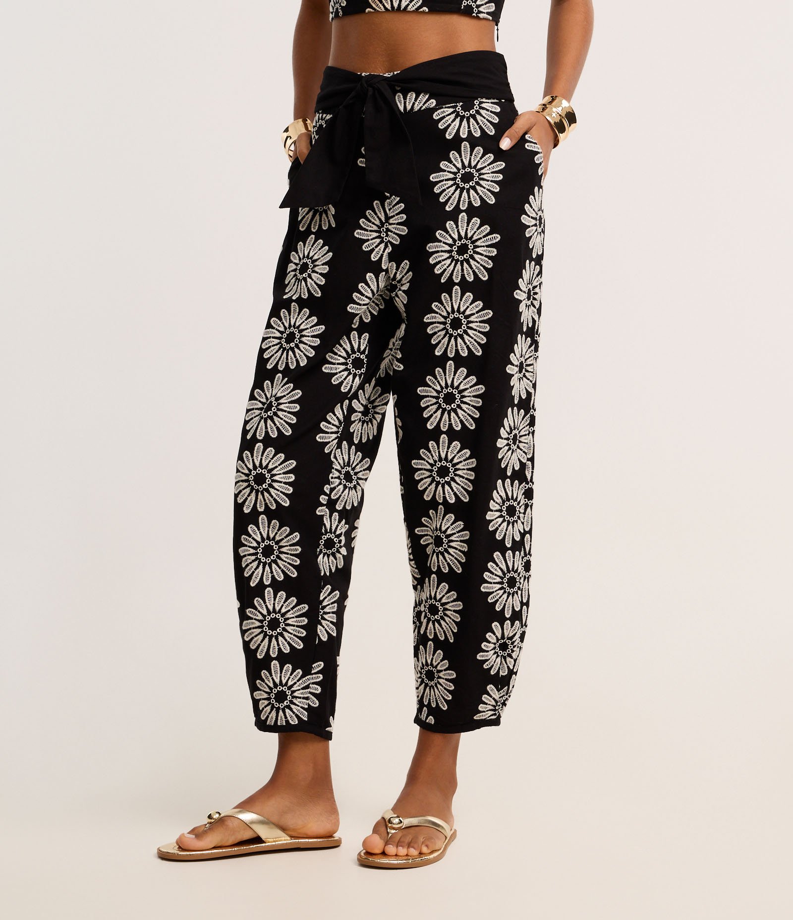 Calça Cenoura em Laise com Bordado Floral Vazado Preto 3