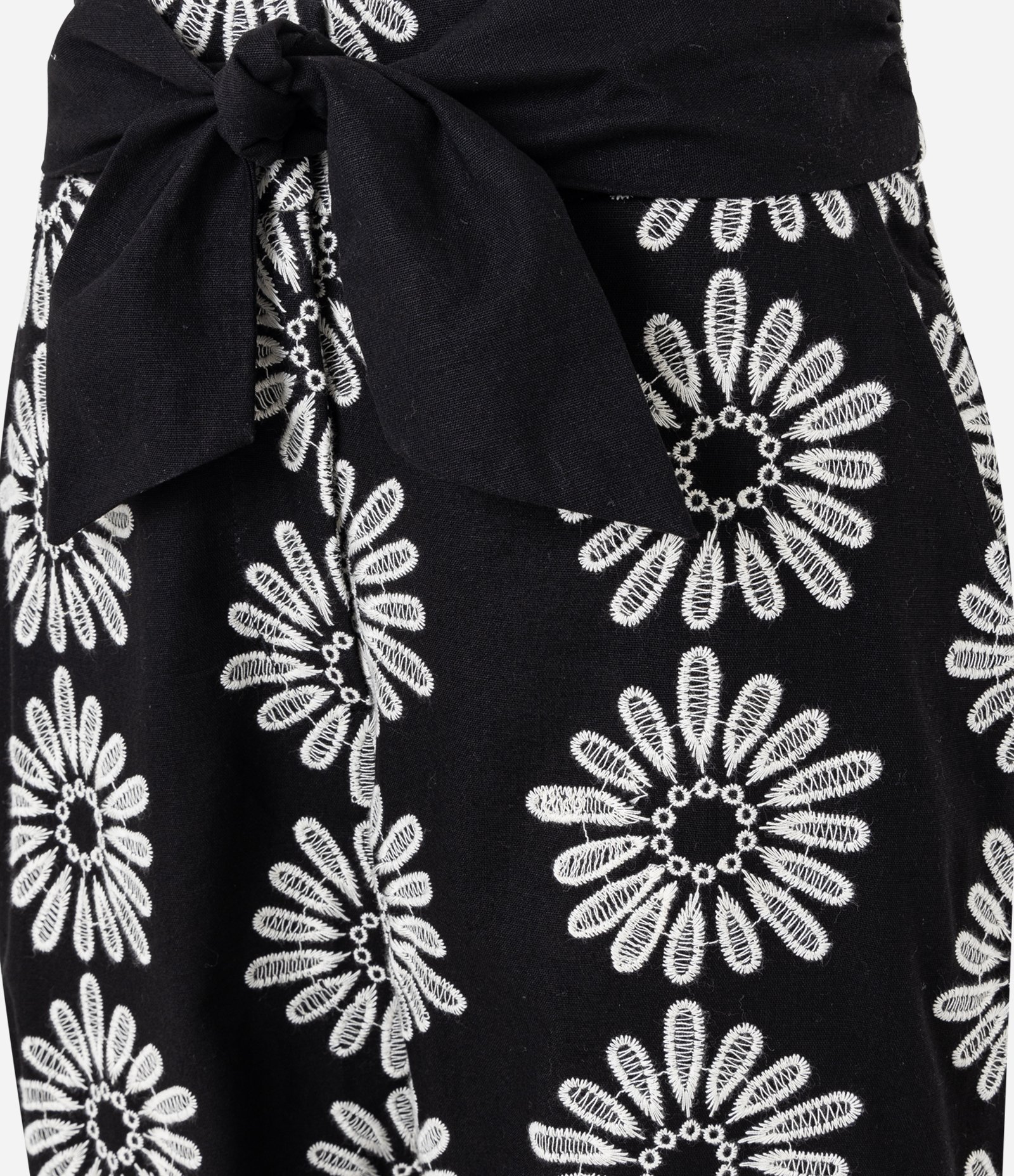 Calça Cenoura em Laise com Bordado Floral Vazado Preto 7