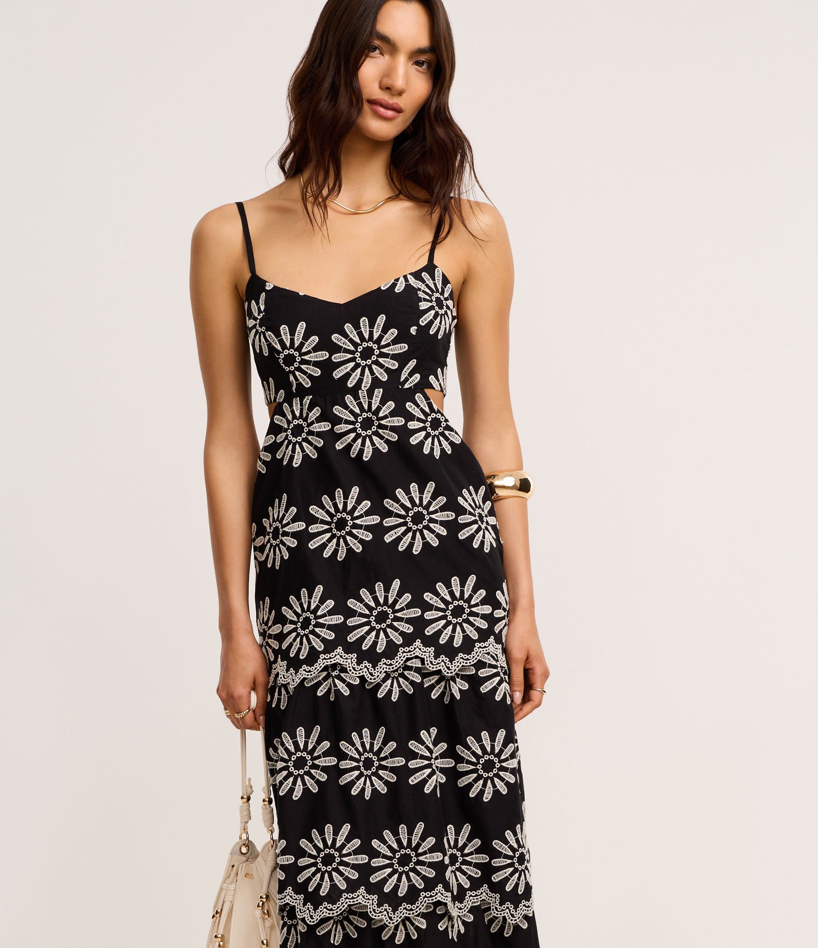 Vestido Evasê Longo em Laise com Bordado Floral Vazado Preto 1