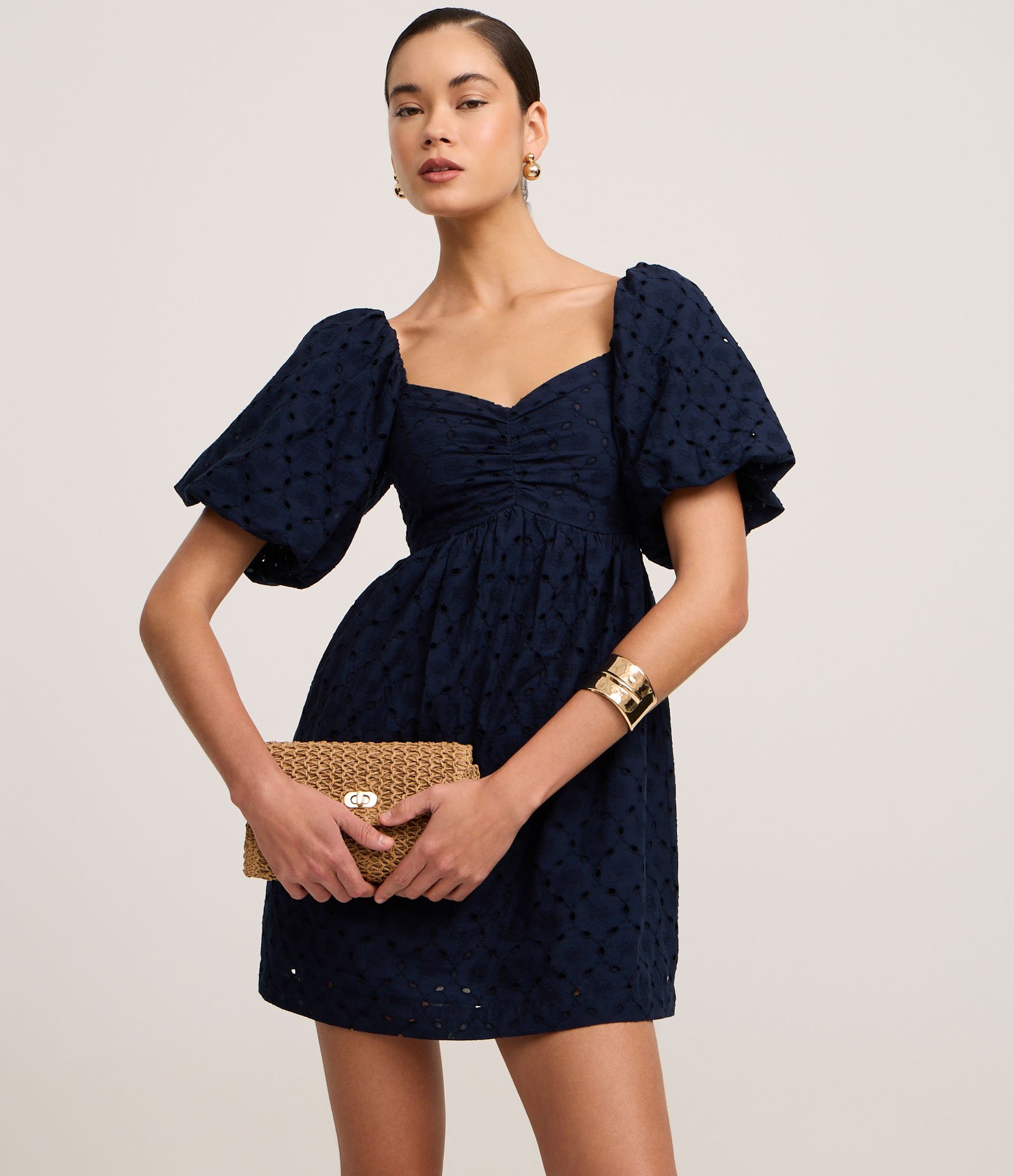 Vestido Curto em Laise com Bordado de Conchas e Manga Bufante Azul Marinho 1