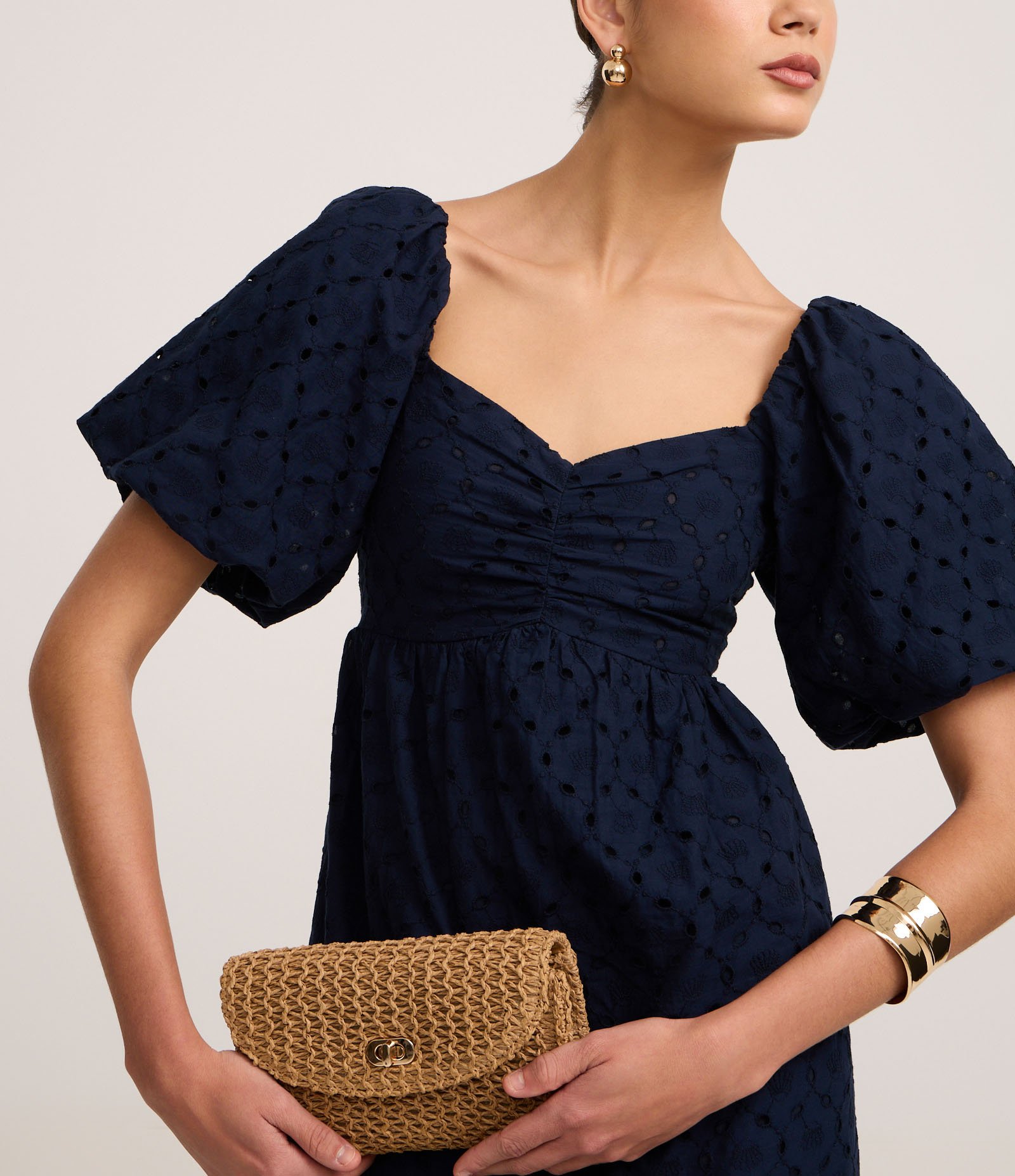 Vestido Curto em Laise com Bordado de Conchas e Manga Bufante Azul Marinho 4