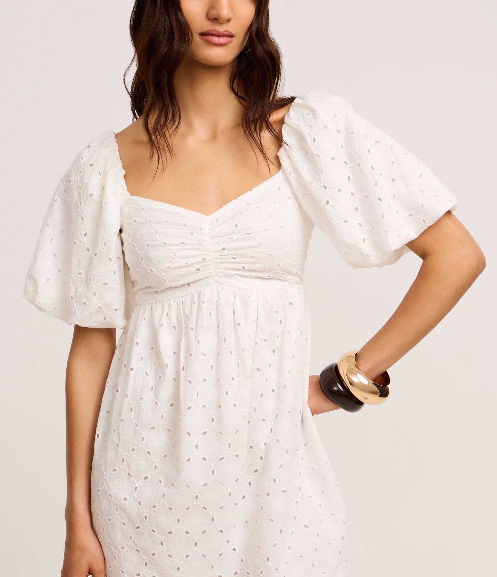 Vestido Curto em Laise com Bordado de Conchas e Manga Bufante Off White 4