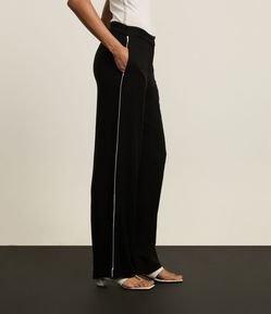 Calça Wide Leg Cintura Alta em Viscose com Listras Contrastantes