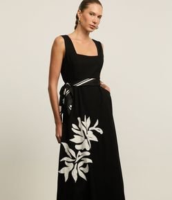 Vestido Evasê Midi Maquinetado com Linho e Bordado Folhagem