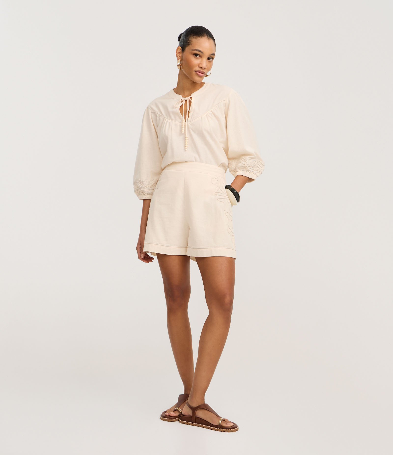 Short em Algodão com Linho e Bordado Lateral Bege 1