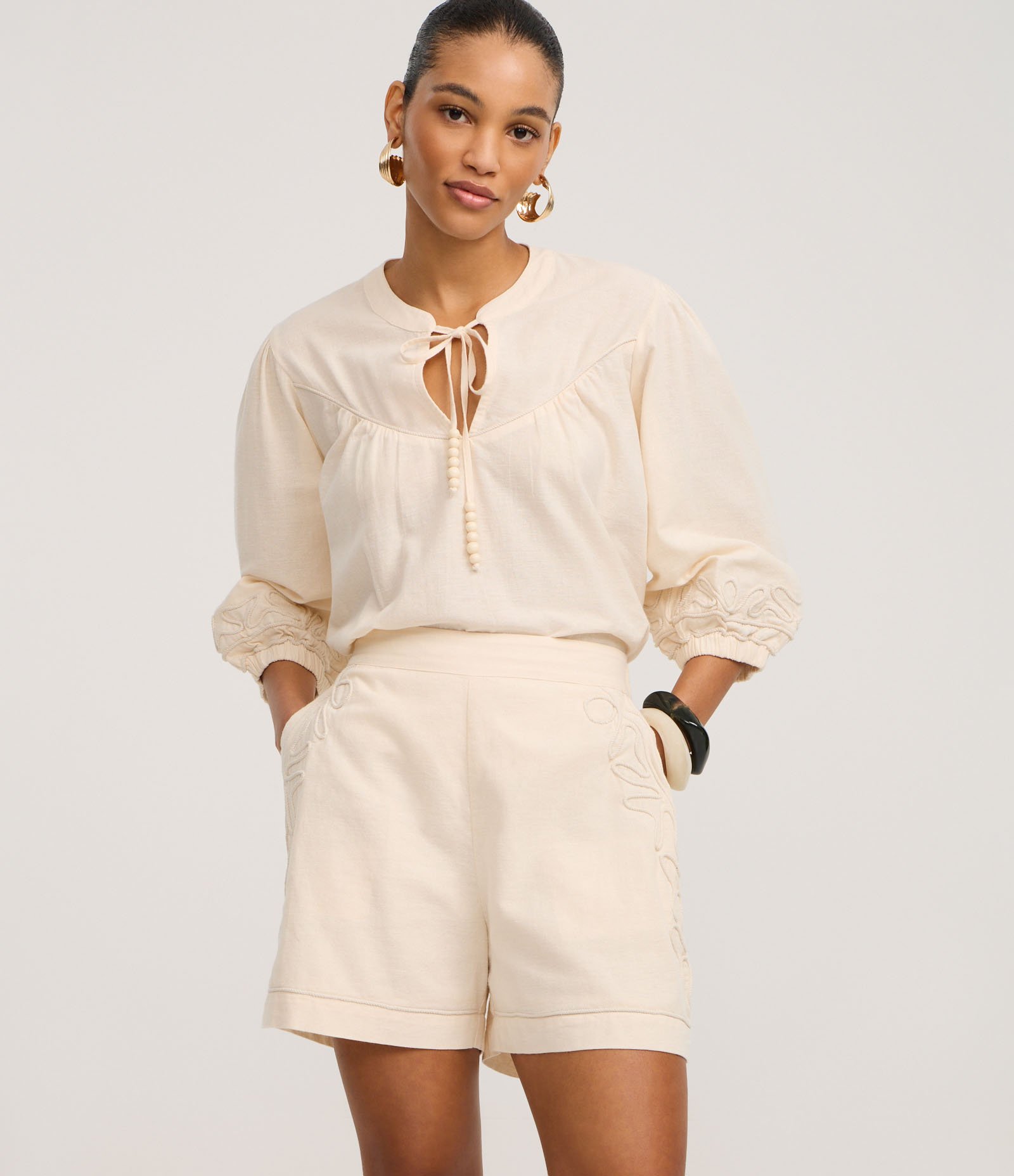 Short em Algodão com Linho e Bordado Lateral Bege 2