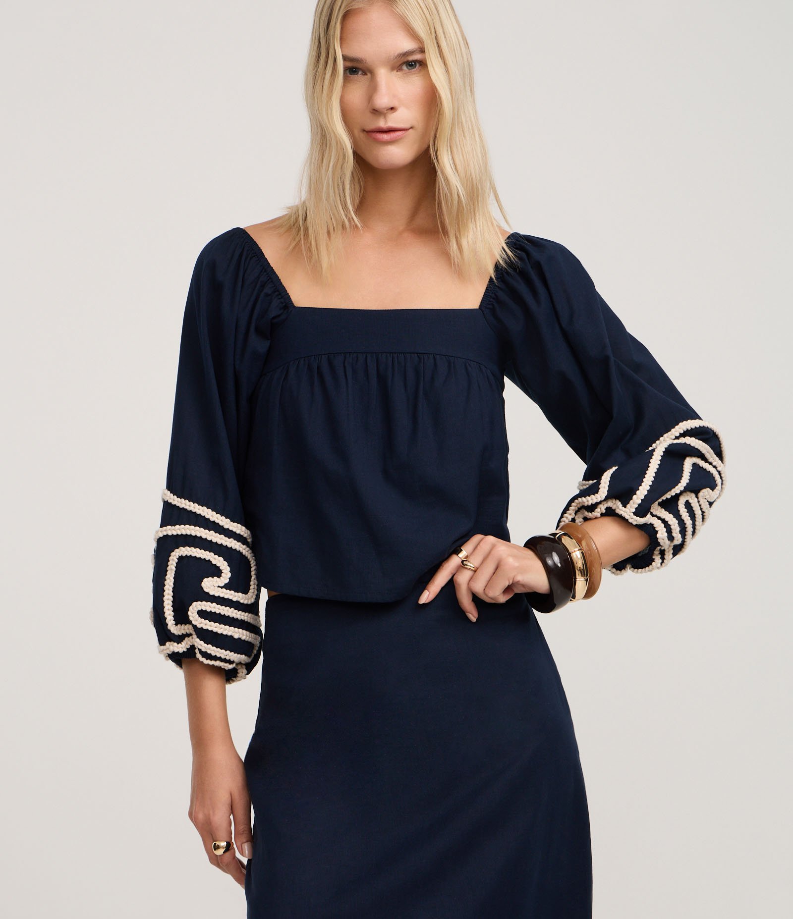 Blusa Curta Ombro a Ombro com Bordado em Corda Azul 1