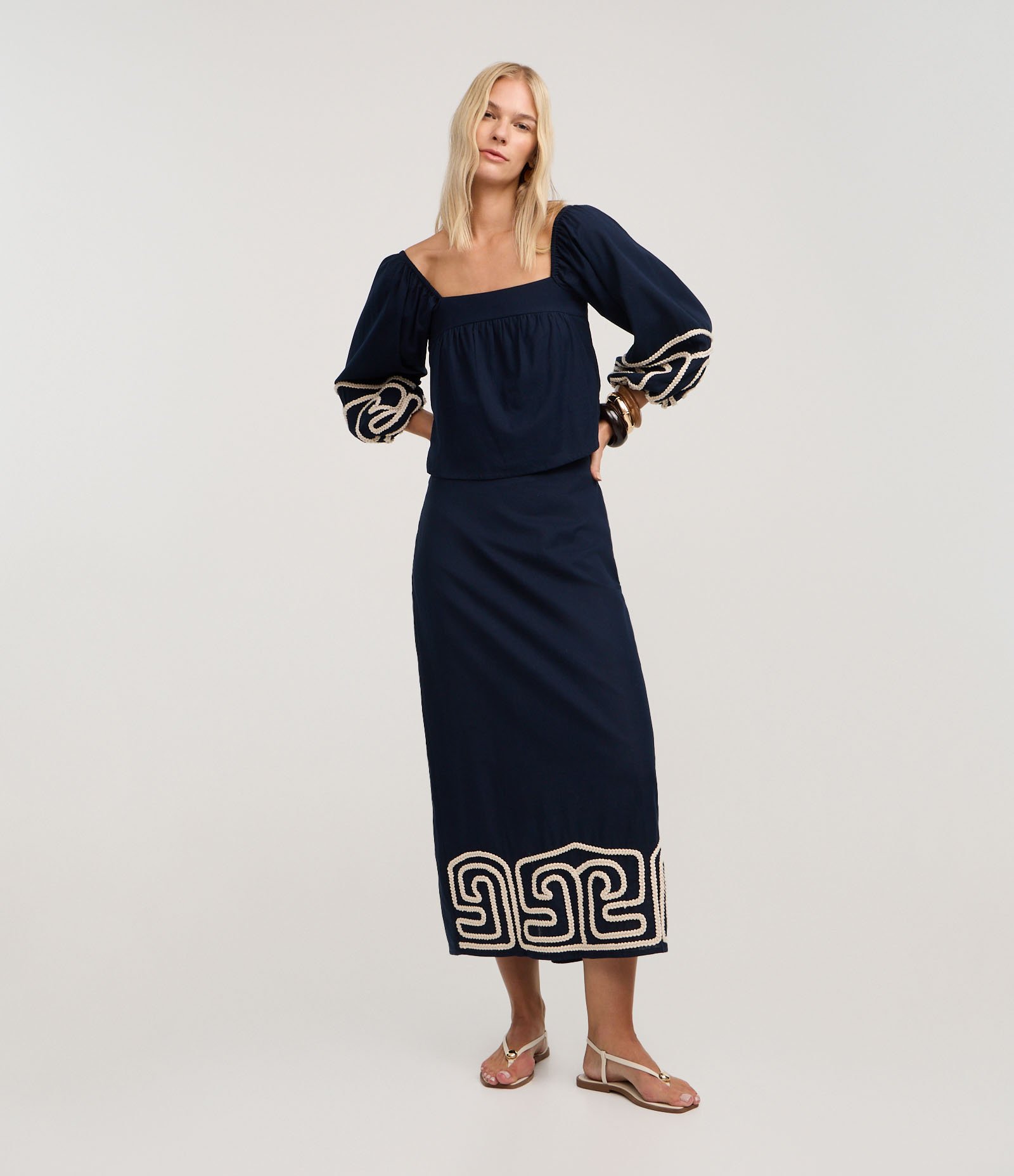 Blusa Curta Ombro a Ombro com Bordado em Corda Azul 2