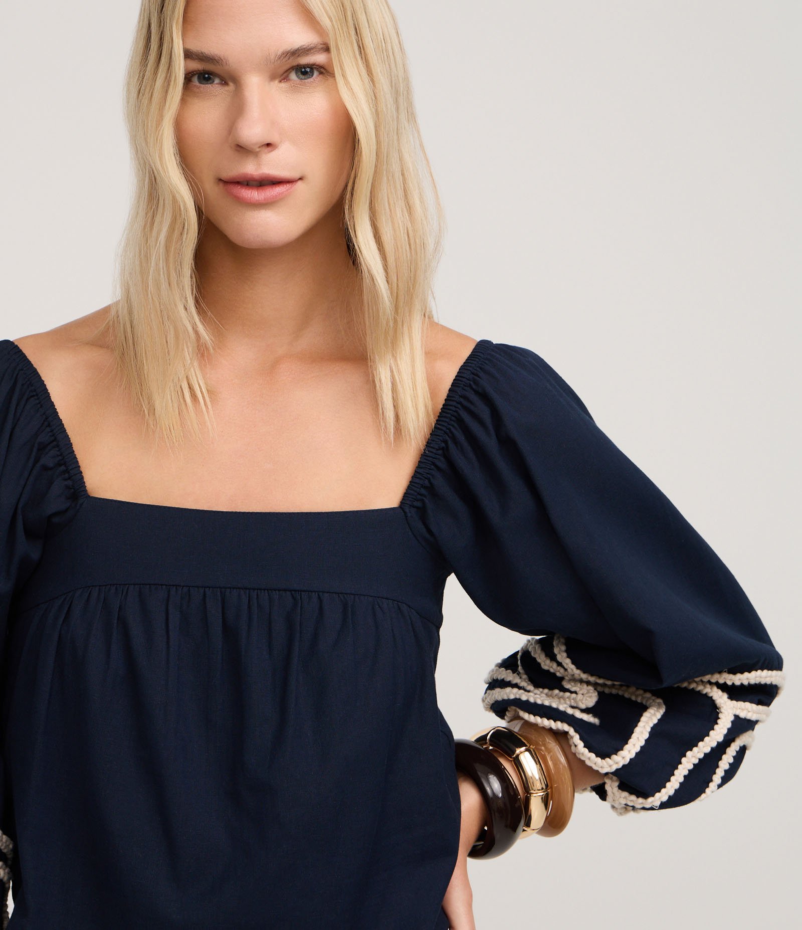 Blusa Curta Ombro a Ombro com Bordado em Corda Azul 3