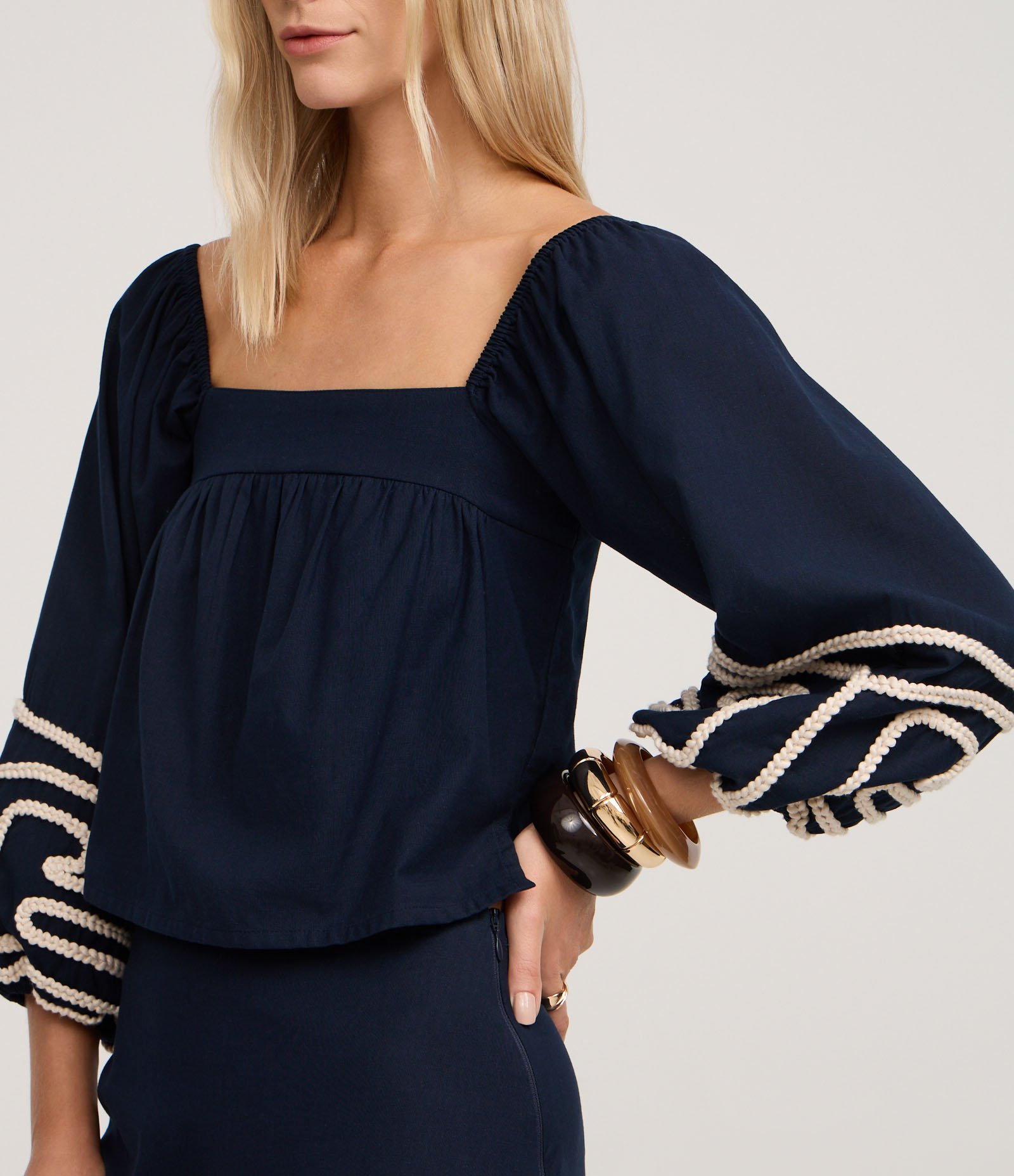 Blusa Curta Ombro a Ombro com Bordado em Corda Azul 4