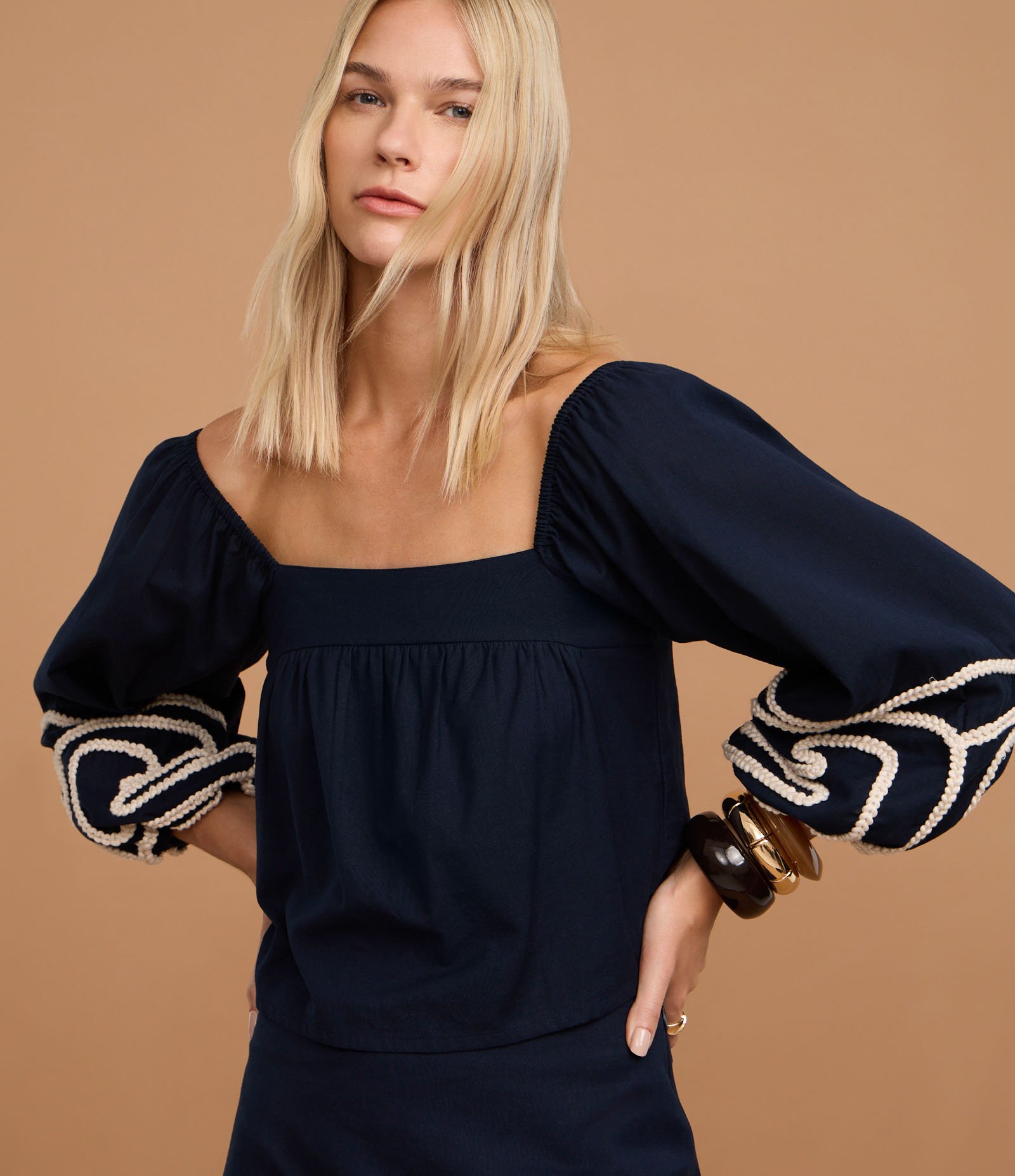 Blusa Curta Ombro a Ombro com Bordado em Corda Azul 5