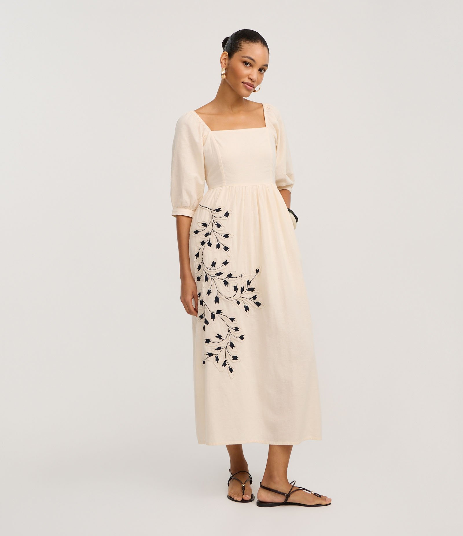 Vestido Evasê Midi em Algodão com Linho e Bordado Folhagem Bege 1