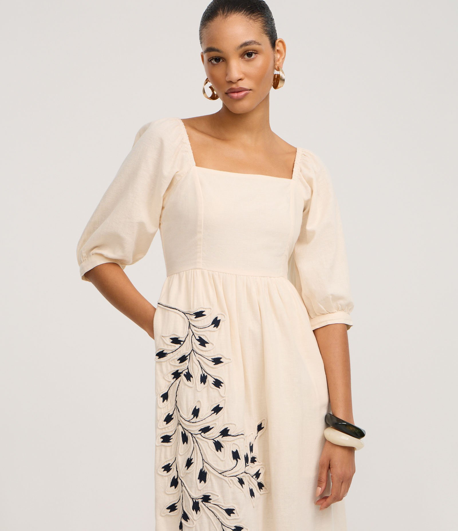 Vestido Evasê Midi em Algodão com Linho e Bordado Folhagem Bege 2