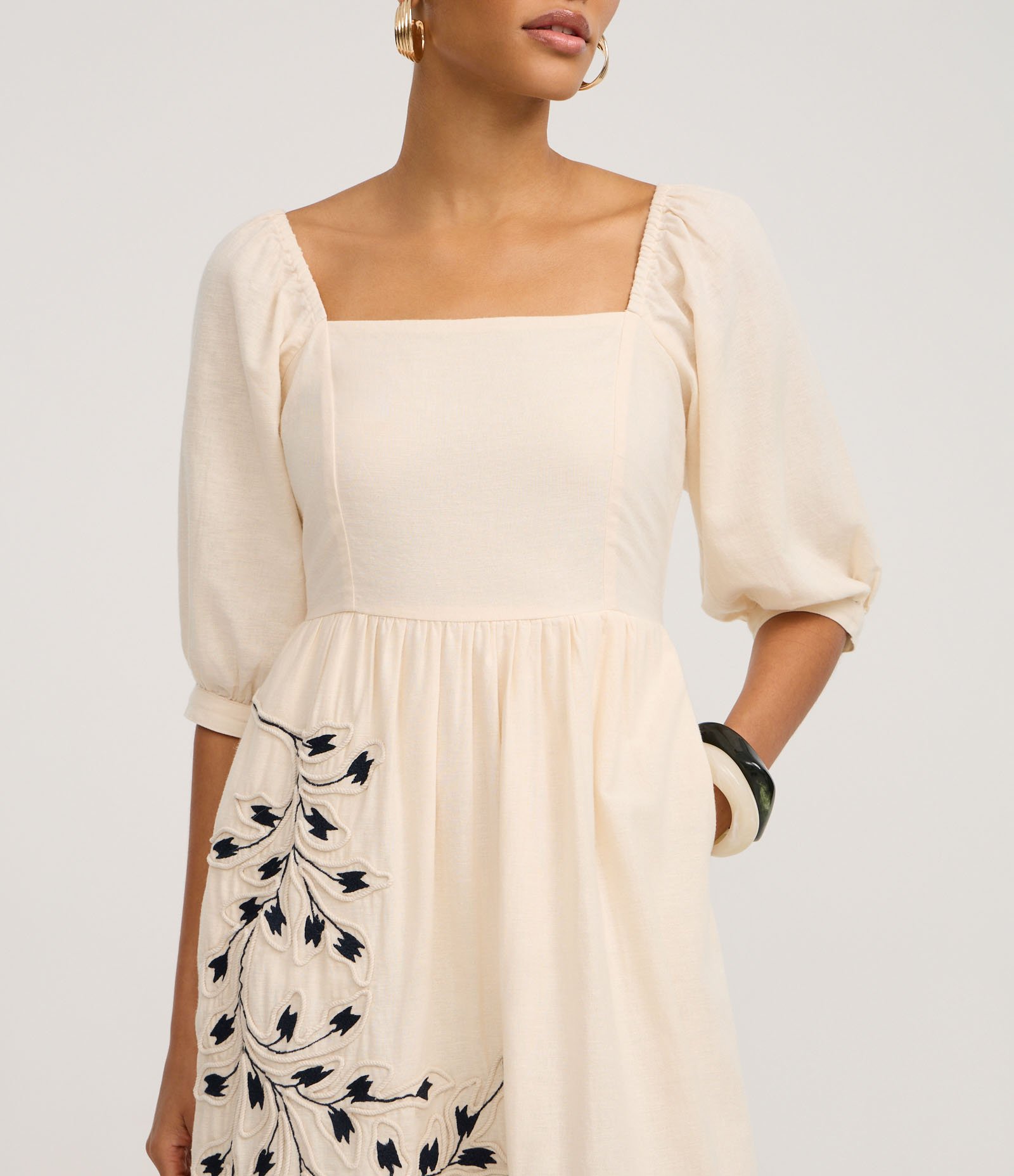 Vestido Evasê Midi em Algodão com Linho e Bordado Folhagem Bege 4