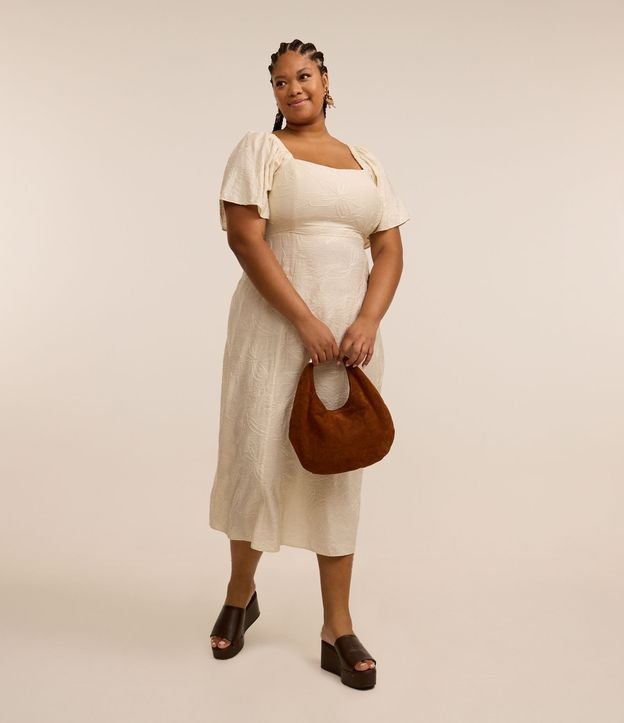 Vestido Midi Floral com Bordados e Lastex Curve & Plus Size