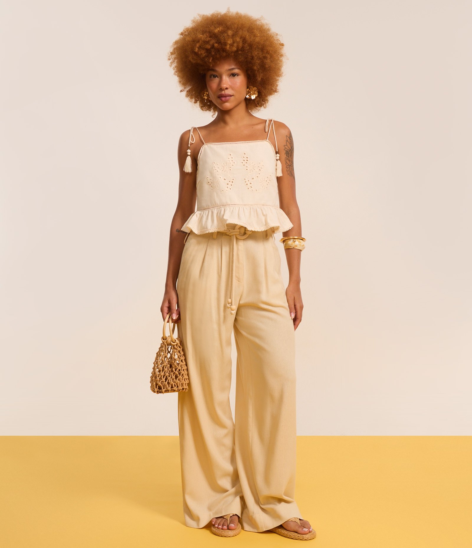 Calça Pantalona em Viscolinho com Cinto de Cordas com Fivela de Aviamento Bege 5