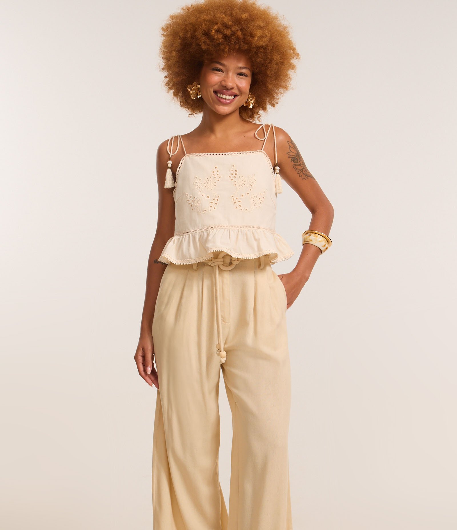 Calça Pantalona em Viscolinho com Cinto de Cordas com Fivela de Aviamento Bege 2