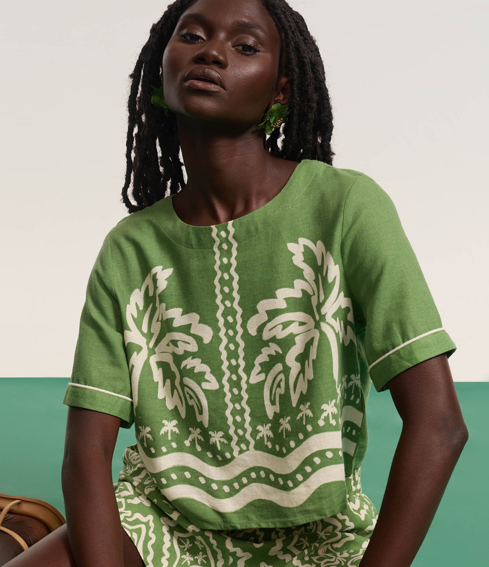 Blusa Curta em Viscolinho com Estampa de Folhagem Verde 4