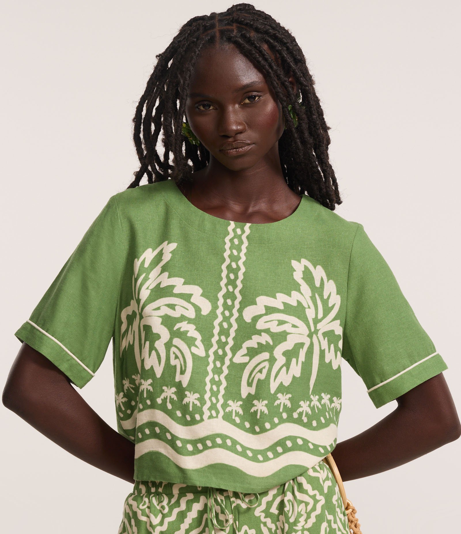 Blusa Curta em Viscolinho com Estampa de Folhagem Verde 1