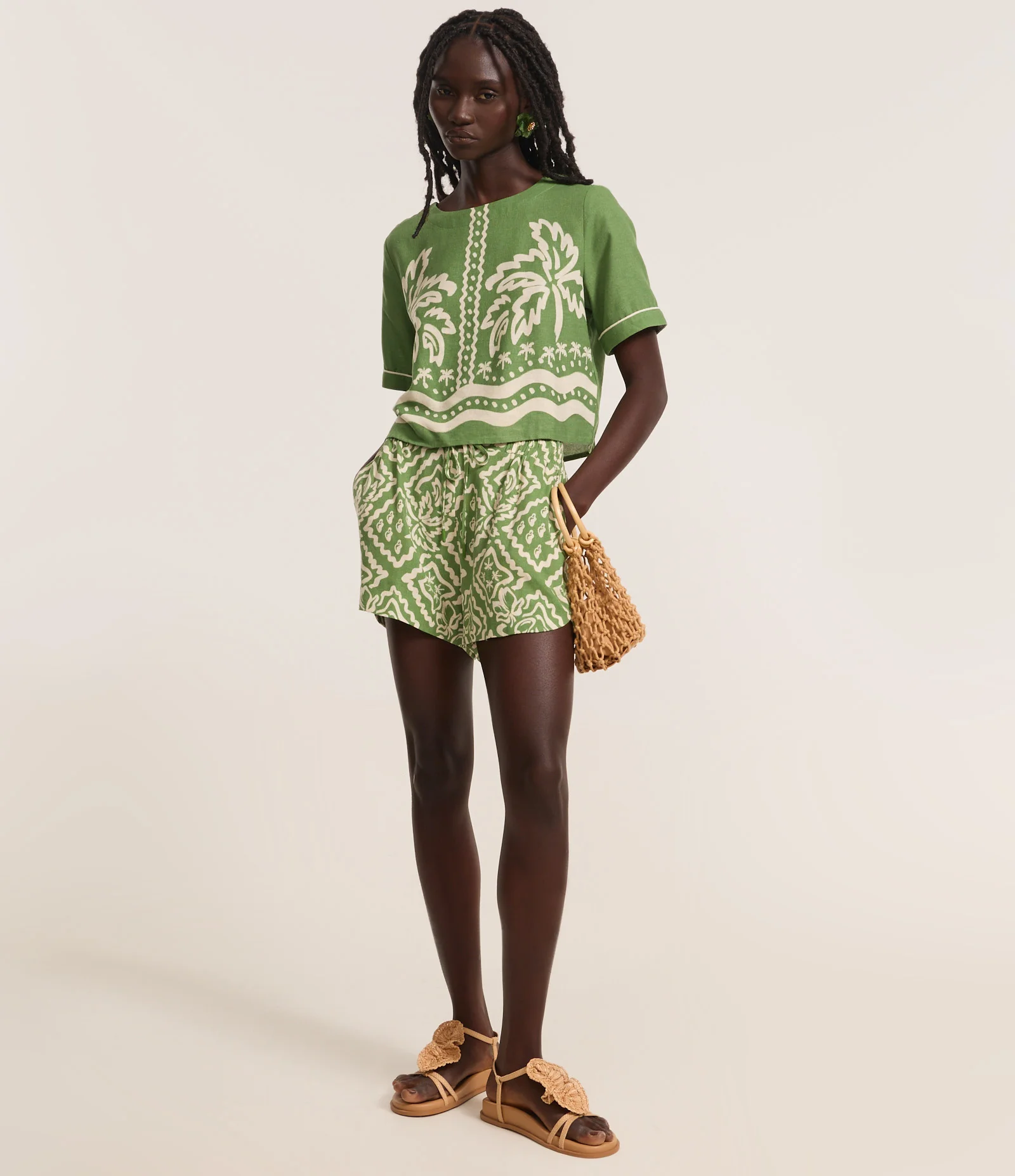 Blusa Curta em Viscolinho com Estampa de Folhagem Verde 2