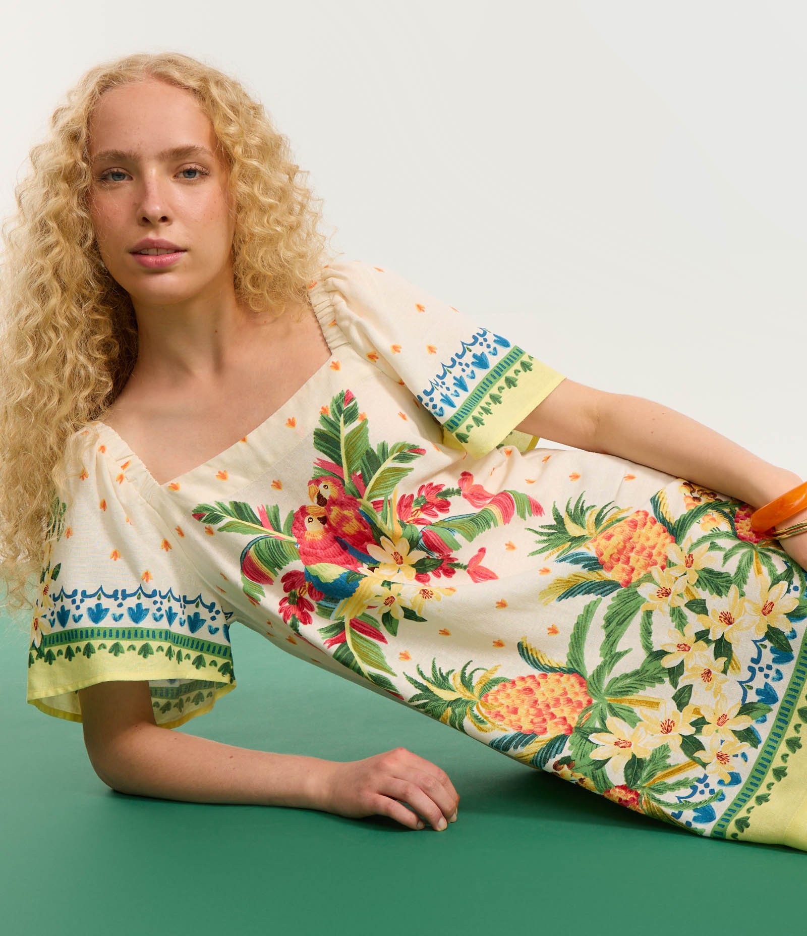 Vestido Curto em Viscose e Linho com Estampa de Tropical Bege 4