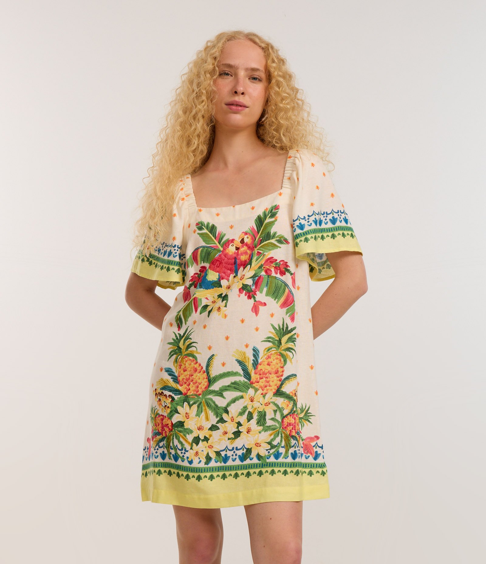 Vestido Curto em Viscose e Linho com Estampa de Tropical Bege 1