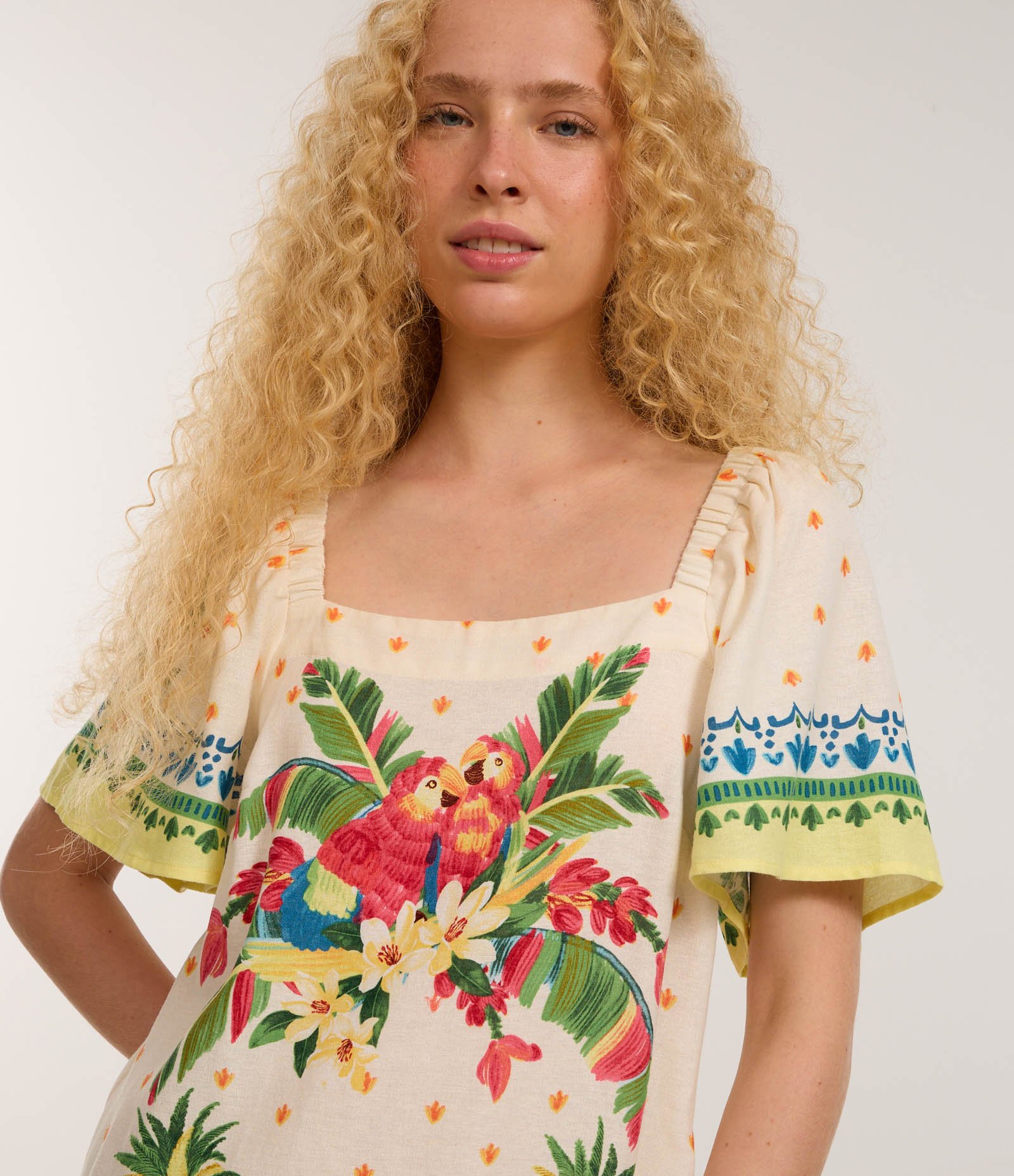 Vestido Curto em Viscose e Linho com Estampa de Tropical Bege 3