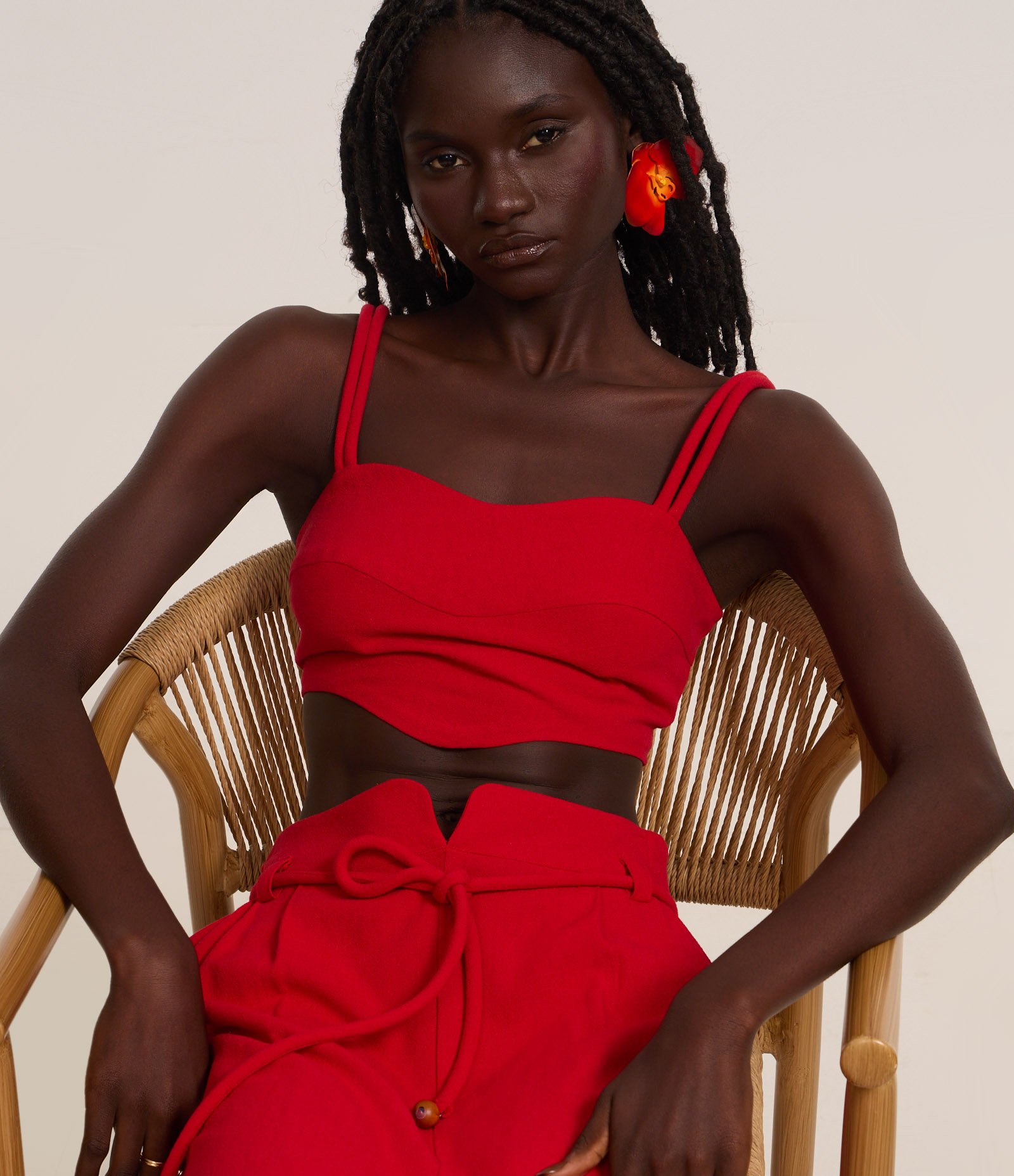 Blusa Cropped em Viscolinho com Alça Dupla e Decote Coração Vermelho 1