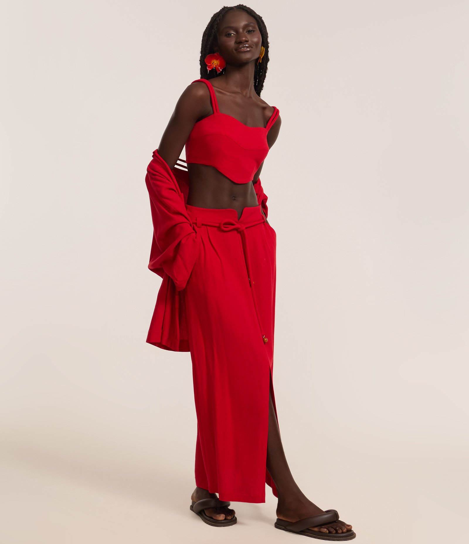 Blusa Cropped em Viscolinho com Alça Dupla e Decote Coração Vermelho 2