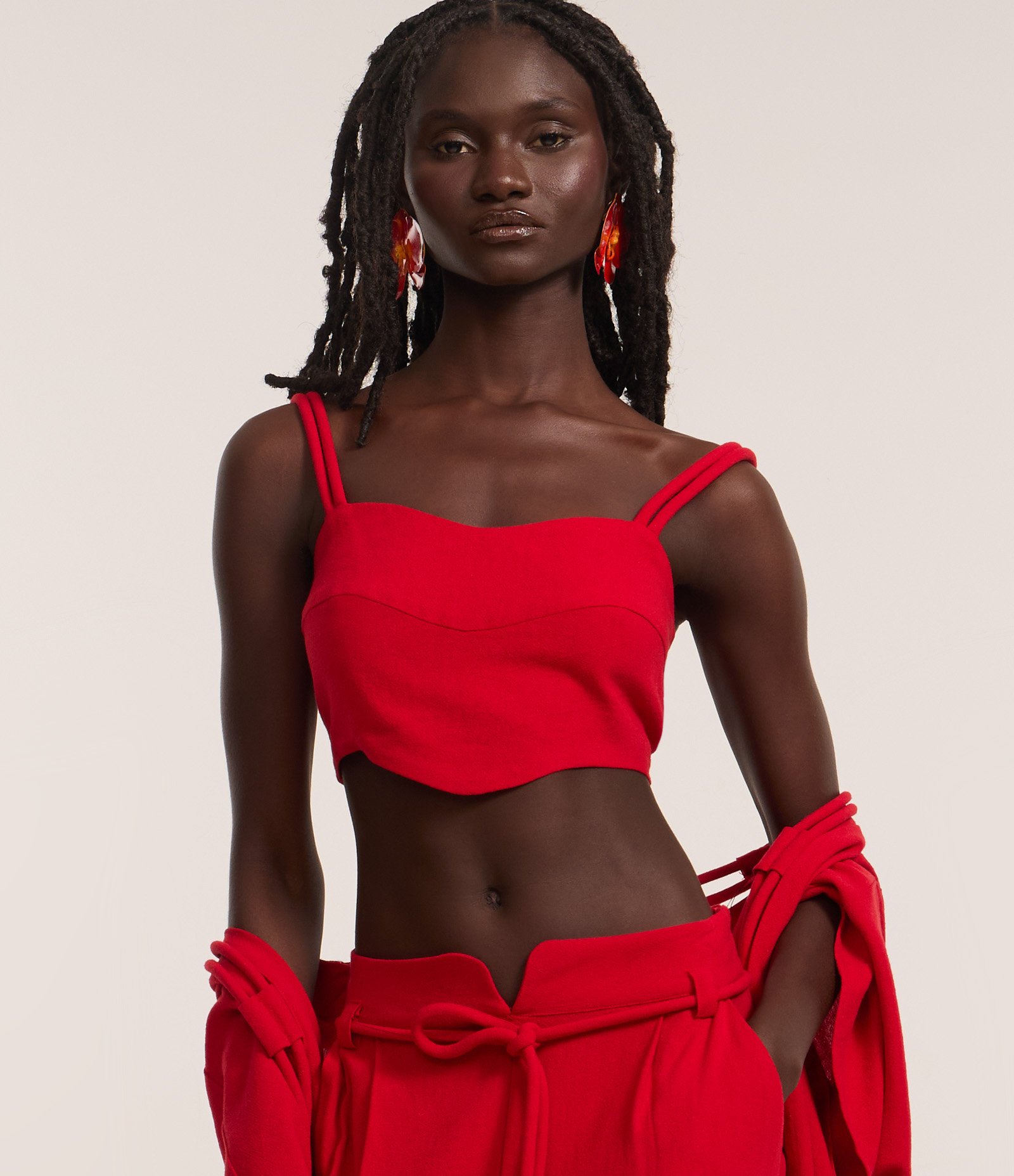 Blusa Cropped em Viscolinho com Alça Dupla e Decote Coração Vermelho 3